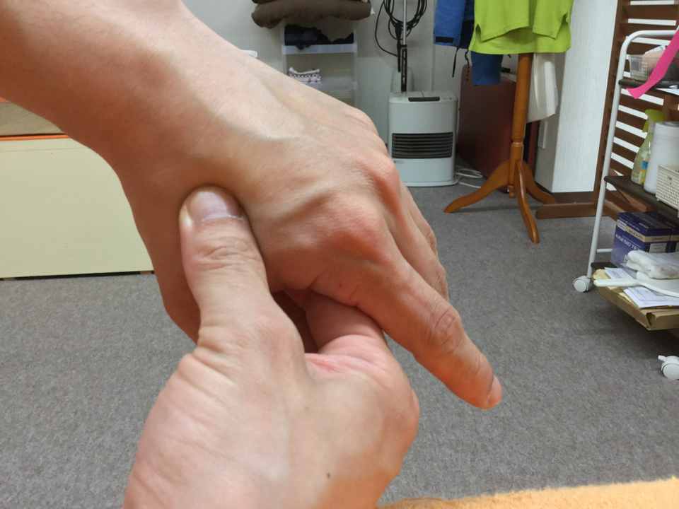 手の合谷を押さえている写真